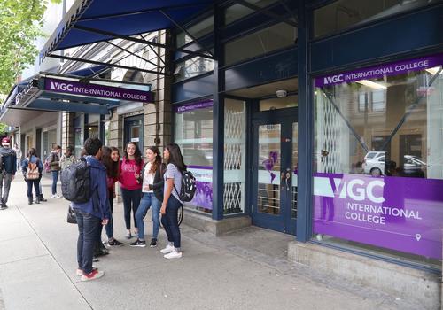 VGC Gastown Campus - Schulhof